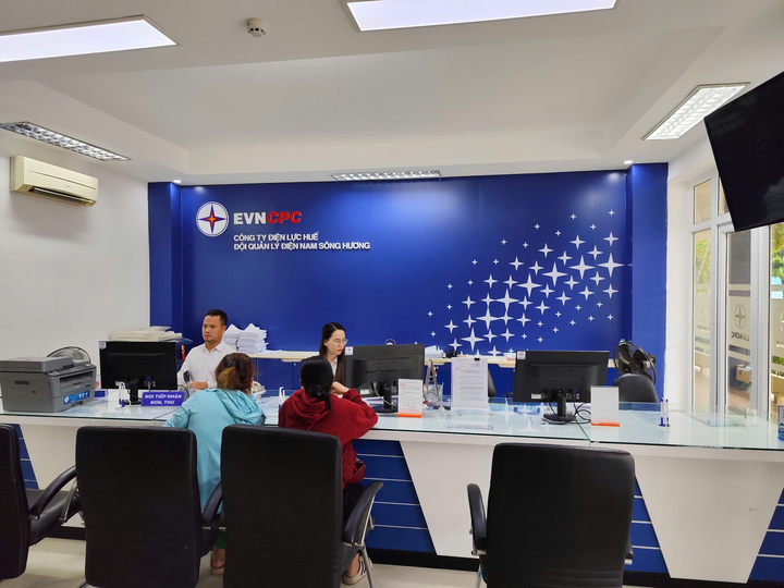Đội Quản lý điện Nam Sông Hương thuộc Công ty Điện lực Huế đang giải quyết trực tiếp các yêu cầu của khách hàng sử dụng điện (Ảnh: PC Huế)
