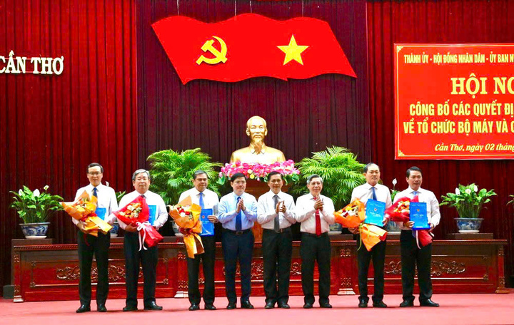 Lãnh đạo Thành uỷ, UBND TP. Cần Thơ trao quyết định bổ nhiệm lãnh đạo các sở, ngành. Ảnh: Nhật Huy