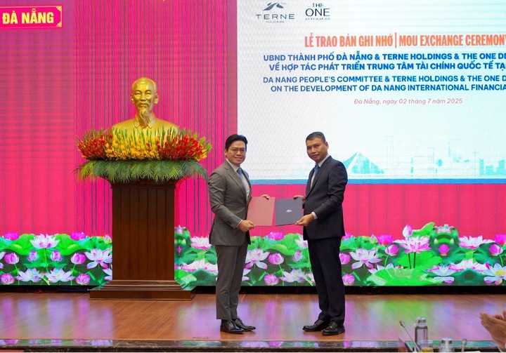 Ông Hồ Kỳ Minh, Phó Chủ tịch Thường trực UBND thành phố Đà Nẵng (bên phải) và ông Andy Khoo, Đại diện Liên danh Terne Holdings - The One Destination trao biên bản ghi nhớ hợp tác về phát triển Trung tâm tài chính quốc tế Việt Nam tại Đà Nẵng (Ảnh: Bình An)