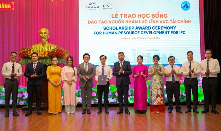 Liên danh Tập đoàn Terne Holdings và The One Destination trao học bổng cho các các bộ của thành phố Đà Nẵng đến học tập kinh nghiệm về trung tâm tài chính quốc tế tại Singapore (Ảnh: Bình An)