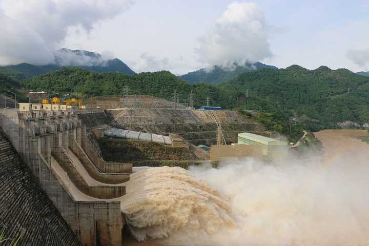 Hồ chứa thủy điện Trung Sơn đang xả lũ. Ảnh: Minh Hằng