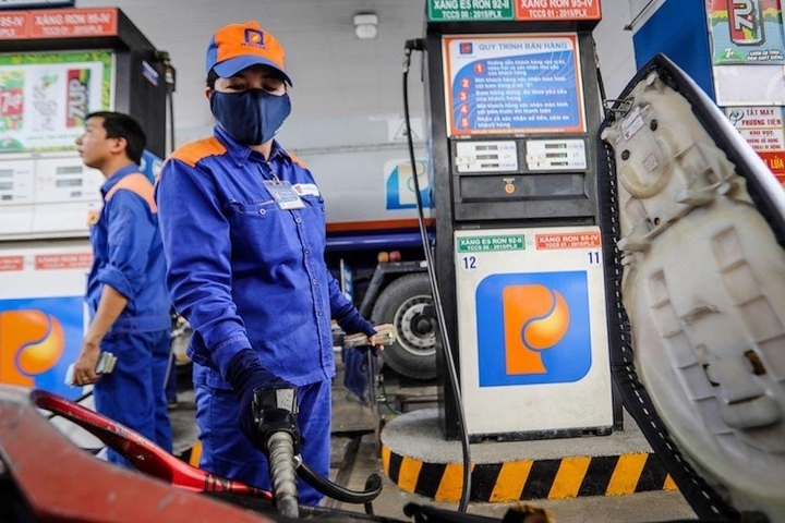 Giá xăng trong kỳ điều hành ngày mai (3/7) được dự báo có thể giảm sâu, nếu đúng như vậy thì đây là lần giảm thứ hai liên tiếp trong tuần. Ảnh: TT