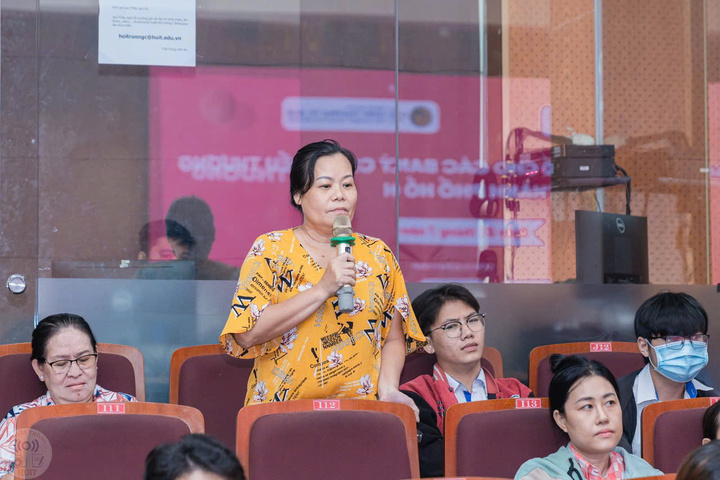 Tiểu thương tham gia chia sẻ, thảo luận với các chuyên gia trong toạ đàm.