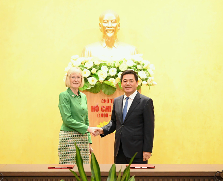 Bộ trưởng Nguyễn Hồng Diên và Đại sứ Gillian Bird chụp ảnh chung trước buổi tiếp và làm việc