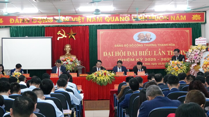 Ông Trần Đức Lương, Phó Giám đốc Sở Công Thương trình bày báo cáo tại đại hội