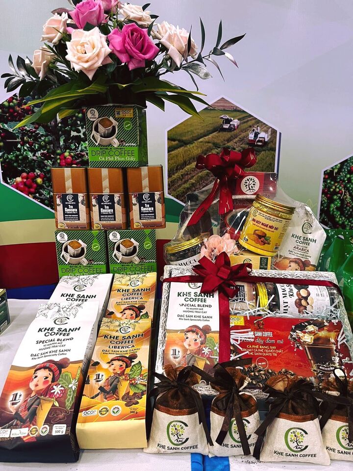 Bao bì sản phẩm Khe Sanh Coffee được thiết kế bao bì mang đậm bản sắc của dân tộc Vân Kiều. Ảnh: NVCC