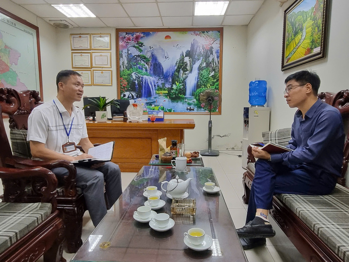 Ông Phạm Quốc Cường, Phó Giám đốc Trung tâm Phục vụ hành chính công phường Kinh Bắc trao đổi với phóng viên Báo Công Thương. Ảnh: Đăng Khoa