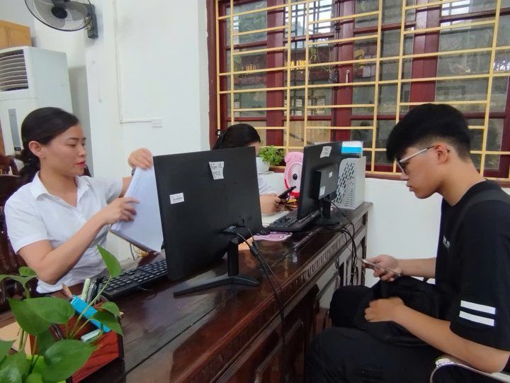 Em Đỗ Gia Huy, trú tại khu Đại Dương, phường Vũ Cường, tỉnh Bắc Ninh khá hài lòng khi đến làm thủ tục hành chính tại địa phương. Ảnh: Hải Sơn