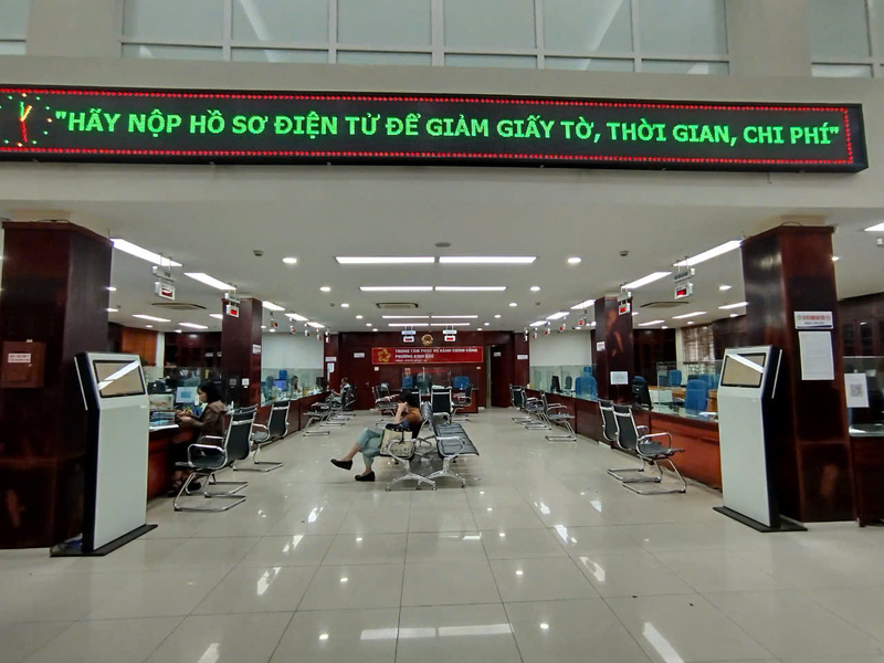 Những bảng chữ tuyên truyền người dân tại Trung tâm Phục vụ hành chính công phường Kinh Bắc. Ảnh: Đăng Khoa