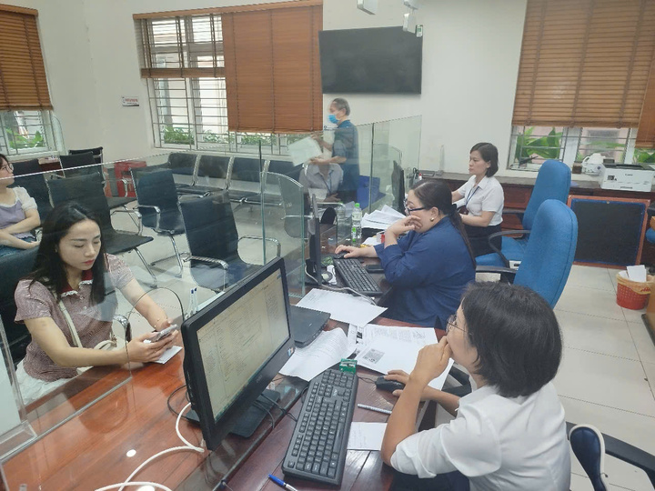 Trong 3 ngày vận hành chính quyền 2 cấp, phường Kinh Bắc đã tiếp nhận, xử lý 235 trường hợp công dân đến thực hiện các thủ tục tư pháp, chứng thực. Ảnh: Đăng Khoa