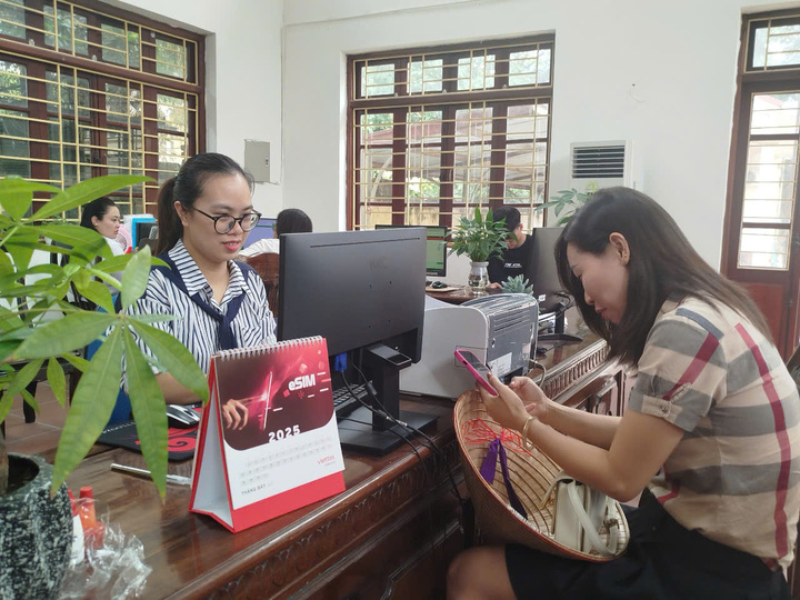 Cán bộ và người dân vui vẻ trò chuyện, trao đổi trong khi giải quyết thủ tục hành chính. Ảnh: Đăng Khoa