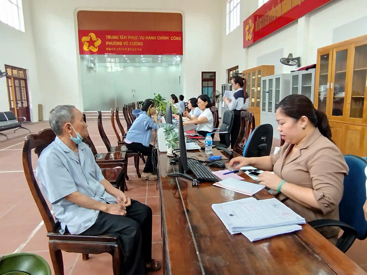 Công tác tiếp nhận, giải quyết thủ tục hành chính tại phường Vũ Cường diễn ra liên tục, không bị gián đoạn. Ảnh: Hải Sơn