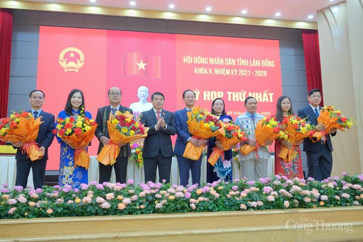 Bí thư Tỉnh uỷ Lâm Đồng Y Thanh Hà Niê Kđăm tặng hoa cho các đồng chí giữ vị trí chủ chốt của HĐND tỉnh Lâm Đồng. Ảnh: Lê Sơn