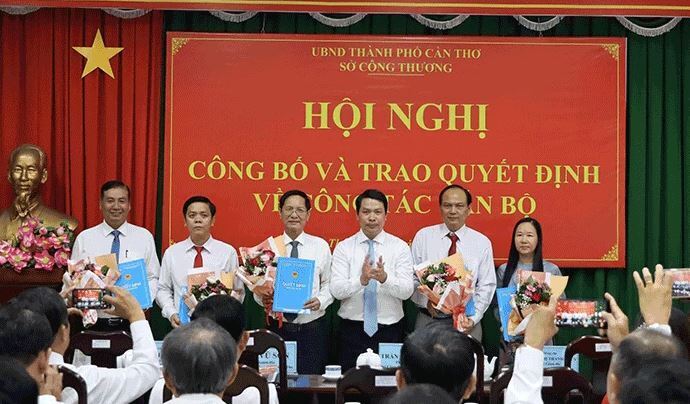 Ông Hà Vũ Sơn, Giám đốc Sở Công Thương TP. Cần Thơ trao quyết định của lãnh đạo thành phố bổ nhiệm các Phó giám đốc Sở. Ảnh: Nam Hương