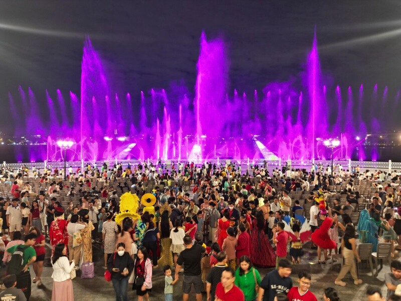 Đông đảo khán giả đến xem mỗi buổi biểu diễn Van Phuc Water Show