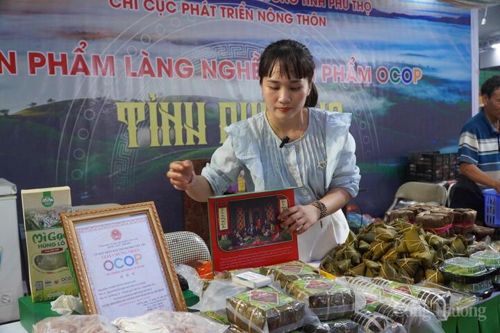 Chị Nguyễn Thị Lợi, đại diện hộ kinh doanh Nguyễn Văn Ninh giới thiệu về thiết kế bao bì sản phẩm OCOP bánh chưng Ninh Hằng.