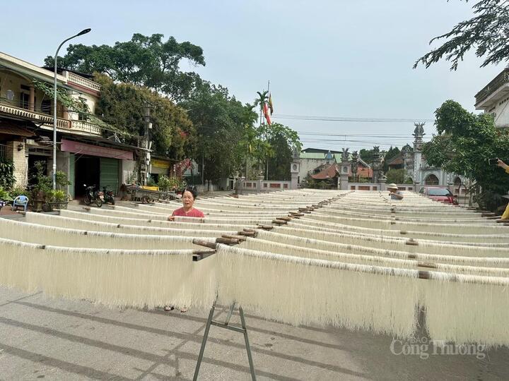 Làng nghề truyền thống mỳ gạo Hùng Lô (tỉnh Phú Thọ) giúp bà con phát triển kinh tế bền vững, kết hợp du lịch văn hóa cộng đồng. Ảnh: Thu Thủy