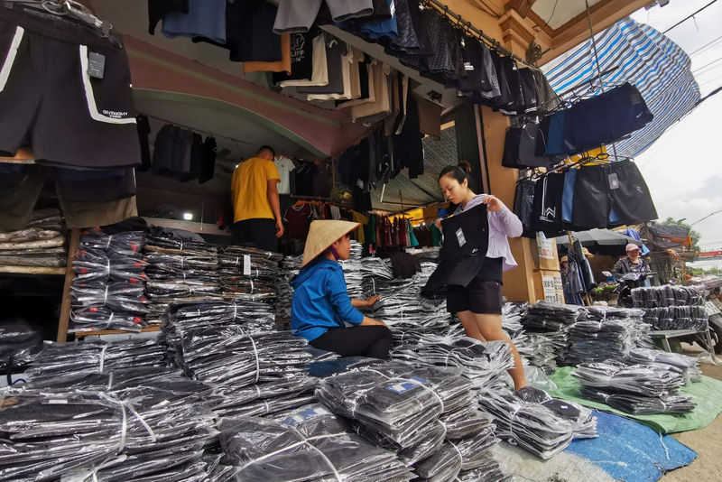 Nhiều cửa hàng buôn bán quần áo cũng đã mở cửa trở lại sau chuỗi ngày "ngủ đông" bất đắc dĩ.