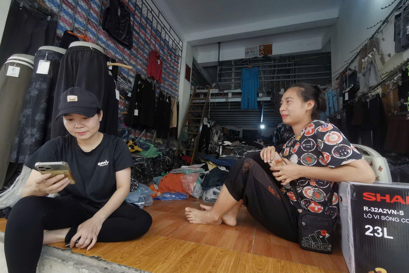 Các tiểu thương đã mở cửa buôn bán trở lại, song nhịp điệu chưa được như trước kia do đang trong quá trình hoàn thiện các thủ tục cần thiết để tiến tới việc kinh doanh chuyên nghiệp hơn.