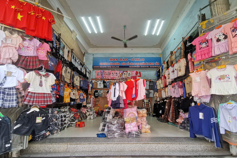 Không còn cảnh mở cửa hờ của cách đây 1 tháng, các cửa hàng đã mở toang cửa hàng kinh doanh của mình sau khi được phổ biến kiến thức về thuế, nguồn gốc hàng hóa, hóa đơn điện tử...