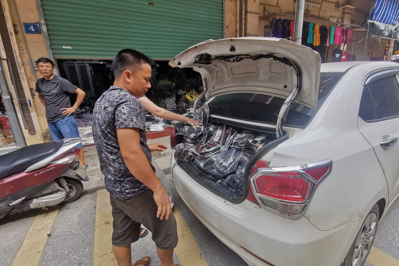 Các tiểu thương bắt đầu thực hiện việc giao dịch hàng hóa cởi mở và không còn e dè như trước đây.
