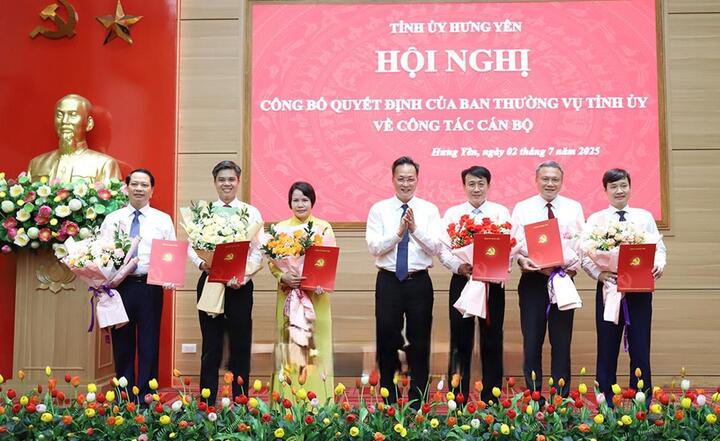 Ông Nguyễn Hữu Nghĩa, Bí thư Tỉnh ủy Hưng Yên trao quyết định bổ nhiệm các chức danh lãnh đạo chủ chốt. Ảnh: Lê Hiếu