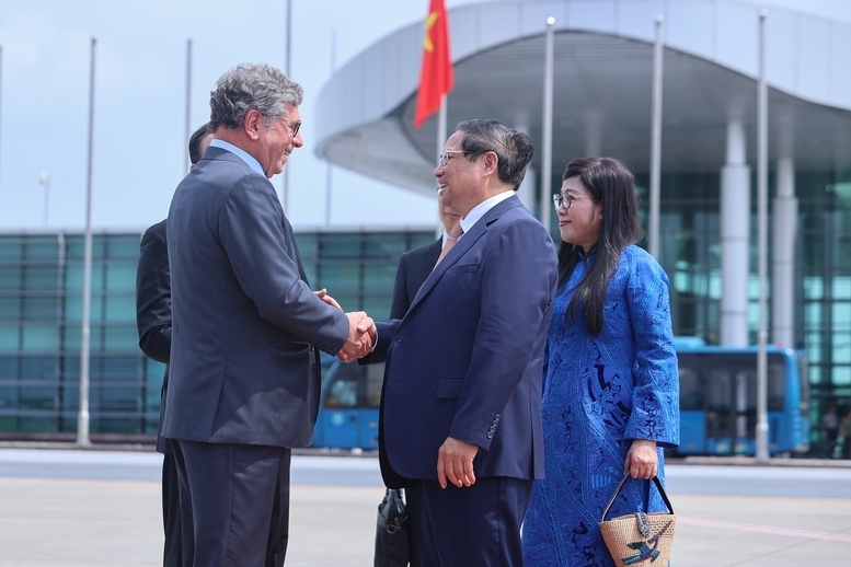 Bộ trưởng, Chủ nhiệm Văn phòng Chính phủ Trần Văn Sơn tiễn Thủ tướng cùng Đoàn tại sân bay quốc tế Nội Bài - Ảnh: VGP/Nhật Bắc