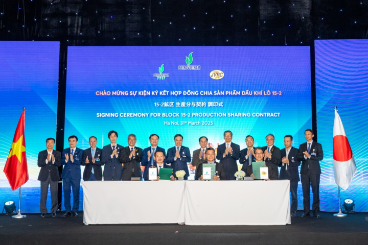 Lễ ký Hợp đồng chia sản phẩm dầu khí Lô 15-2 (Ảnh: Petrovietnam)