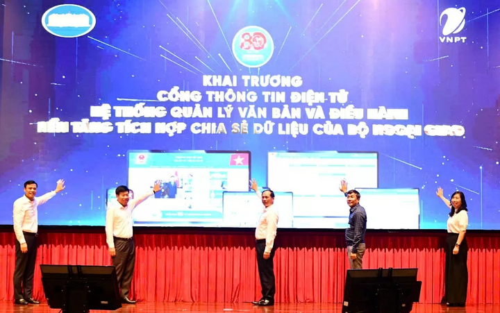 Phó Thủ tướng Bùi Thanh Sơn cùng các lãnh đạo Bộ Ngoại giao thực hiện khai trương 3 phần mềm trọng yếu. Ảnh: Thành Long