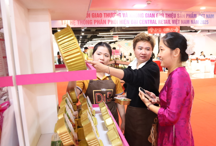 Doanh nghiệp giới thiệu sản phẩm với người tiêu dùng TP. Hồ Chí Minh. Ảnh: Thanh Minh.