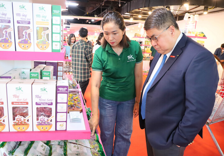 Doanh nghiệp giới thiệu sản phẩm với đại diện Central Retail Việt Nam tại sự kiện.