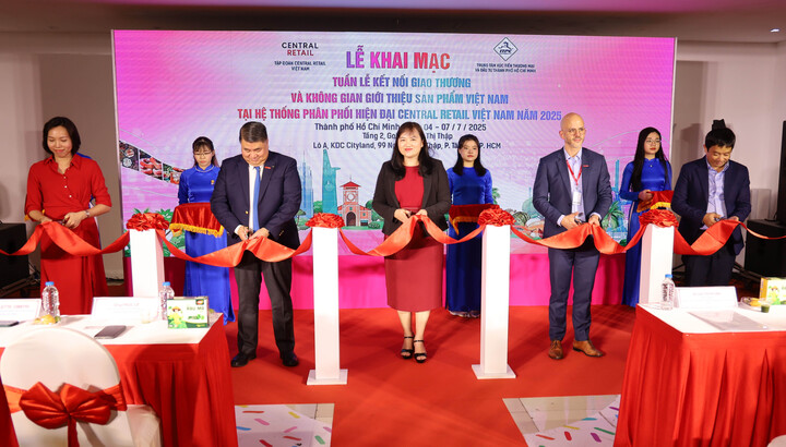 Đại biểu thực hiện nghi thức cắt băng khai mạc "Tuần lễ kết nối và không gian giới thiệu sản phẩm Việt tại hệ thống phân phối hiện đại Central Retail Việt Nam năm 2025". Ảnh: Thanh Minh.