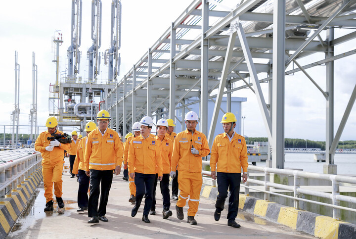 Lãnh đạo PV GAS tiếp đoàn công tác của các cấp có thẩm quyền thăm và làm việc tại Kho cảng Thị Vải (Ảnh: PV GAS)