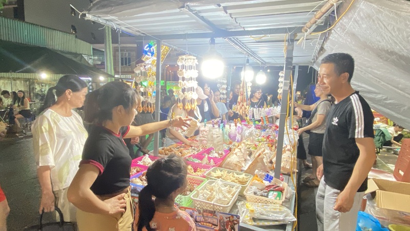 Người dân đặc khu Cô Tô phát triển kinh tế nhờ du lịch. Ảnh: Thu Anh