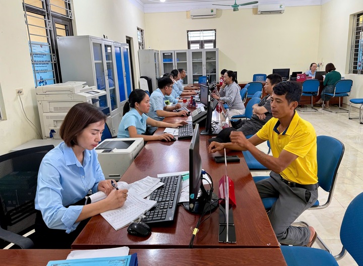 Trung tâm hành chính công đặc khu Cô Tô, tỉnh Quảng Ninh người dân đến giao dịch nhanh chóng, tiện lợi, đội ngũ cán bộ hướng dẫn nhiệt tình. Ảnh: Thu Anh