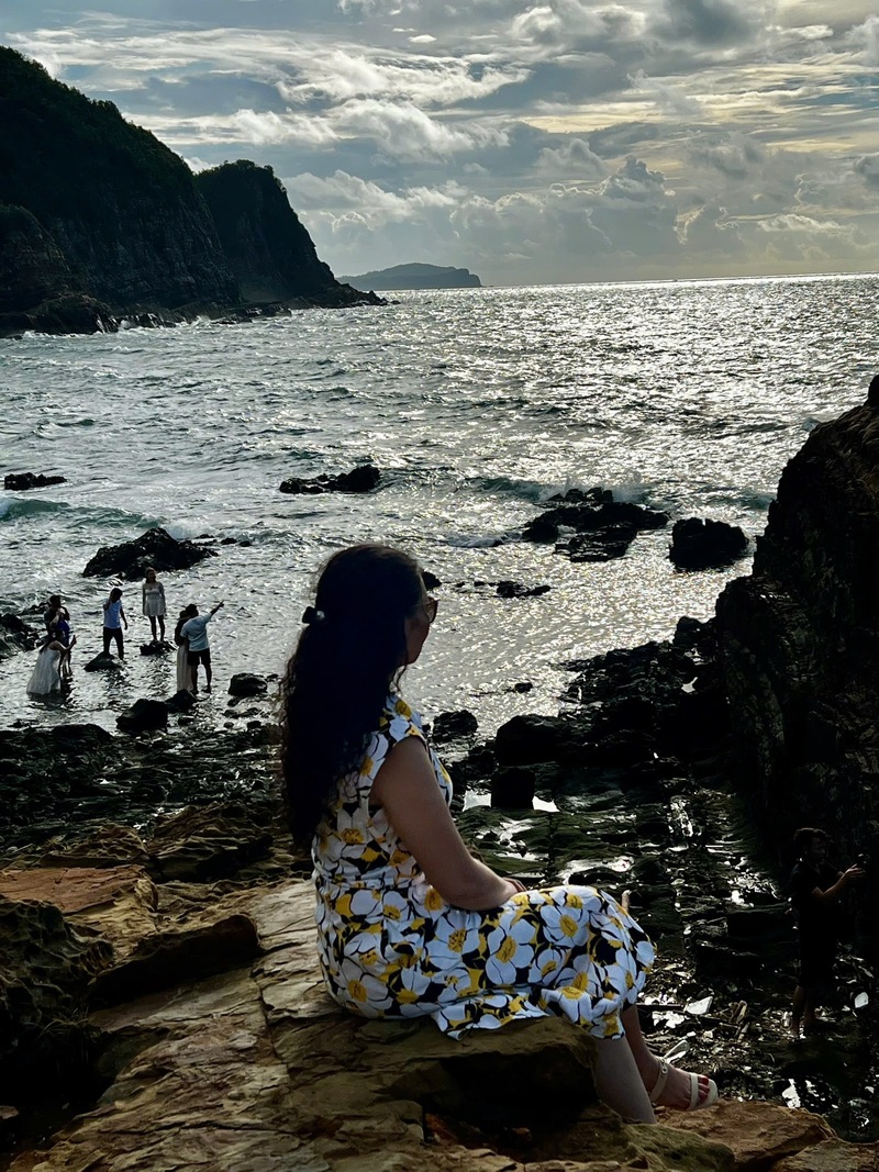 Du khách đón mặt trời mọc tại bãi đá Móng Rồng, đặc khu Cô Tô, tỉnh Quảng Ninh. Ảnh: Thu Anh