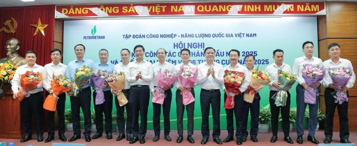 Lãnh đạo PV GAS được vinh danh tại Hội nghị sơ kết công tác 6 tháng đầu năm 2025 (Ảnh: PV GAS)