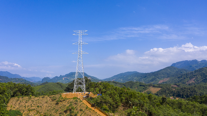 Nhiều vị trí cột của dự án đường dây 500kV Lào Cai - Vĩnh Yênđã được các nhà thầu thi công lắp đặt xong. Trong ảnh là vị trí VT97 tại Lào Cai. Ảnh: BCP
