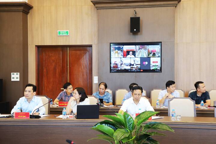 Ban Quản lý dự án Đường sắt - Bộ Xây dựng họp với các địa phương về bồi thường, tái định cư của dự án Đầu tư xây dựng tuyến đường sắt Lào Cai - Hà Nội - Hải Phòng. Ảnh: CTTĐTLC