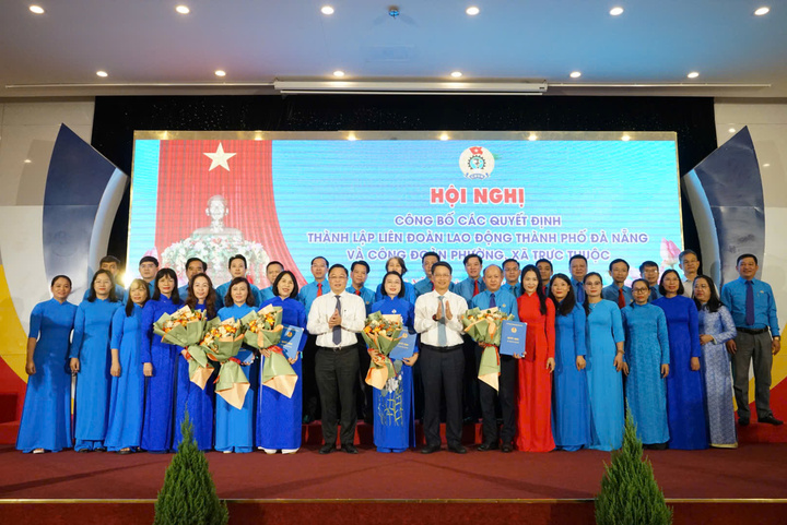 Lãnh đạo thành phố Đà Nẵng trao quyết định và hoa chúc mừng Liên đoàn Lao động thành phố Đà Nẵng (mới). Ảnh: Vũ Lê