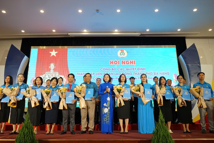 Công bố Quyết định thành lập 24 công đoàn phường, xã tại thành phố Đà Nẵng. Ảnh: Vũ Lê