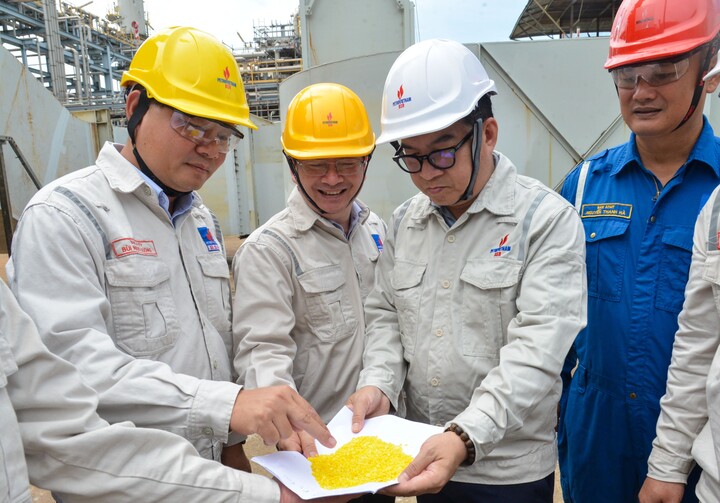 Ban lãnh đạo BSR kiểm tra sản phẩm lưu huỳnh dạng hạt vừa mới sản xuất tại Phân xưởng thu hồi lưu huỳnh, NMLD Dung Quất (Ảnh: BSR)
