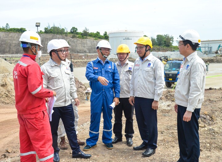 Ban lãnh đạo BSR kiểm tra tiến độ thi công Dự án xây dựng bể chứa dầu thô tại NMLD Dung Quất (Ảnh: BSR)