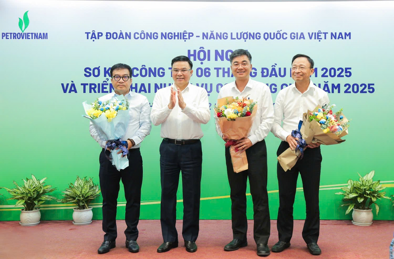 BSR vinh dự được Tập đoàn Công nghiệp - Năng lượng quốc gia Việt Nam vinh danh là một trong ba đơn vị của Tập đoàn hoàn thành toàn diện kế hoạch quản trị 6 tháng đầu năm về sản lượng sản xuất và các chỉ tiêu tài chính. (Ảnh: BSR)