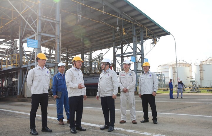 Ban lãnh đạo BSR kiểm tra công tác xuất bán sản phẩm mới tại Trạm xuất xe bồn Nhà máy Lọc dầu Dung Quất. (Ảnh: BSR)