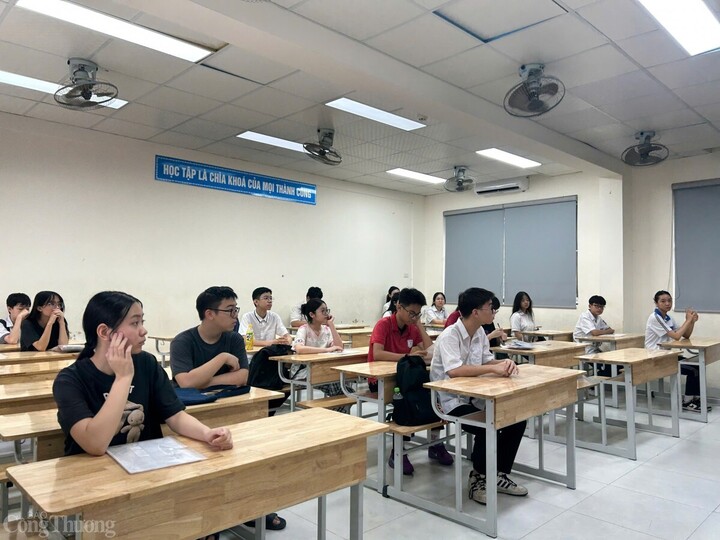 Sở Giáo dục và Đào tạo Hà Nội công bố mức điểm chuẩn vào lớp 10 của các trường công lập trên thành phố. Ảnh: Minh Khánh