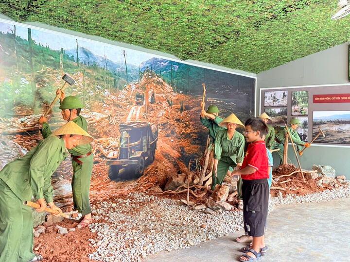 Tái hiện lại hình ảnh lực lượng công binh dời đá mở đường tại Trường Sơn