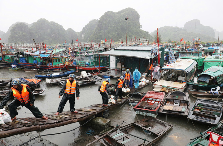 Cán bộ, chiến sĩ Vùng 1 Hải quân tham gia giúp đỡ nhân dân phòng, chống bão số 3 (bão Yagi).Ảnh: HQ
