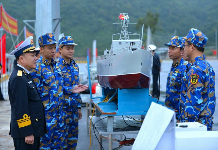 Chuẩn Đô đốc Trần Xuân Văn, Bí thư Đảng uỷ - Chính uỷ Vùng động viên các cá nhân có mô hình học cụ tiêu biểu năm 2024. Ảnh: Nguyễn Á