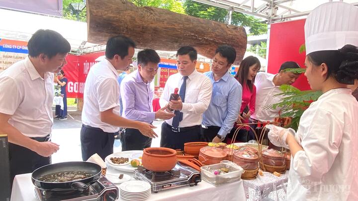 Lãnh đạo Sở Công Thương Hải Phòng tham quan các gian hàng tại hội chợ